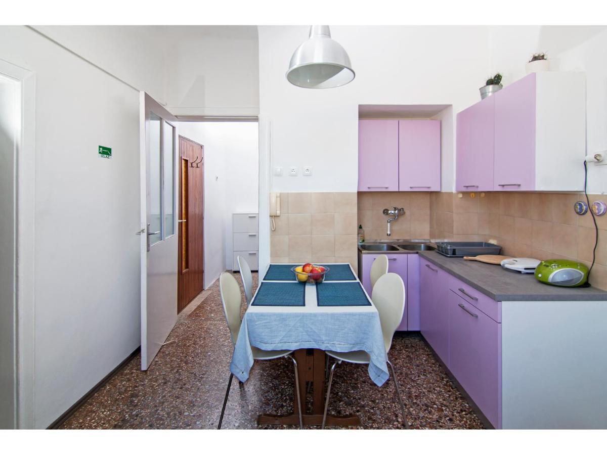 Apartment In Centre With Huge Terace Pula Exterior foto