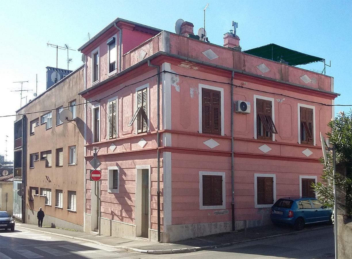 Apartment In Centre With Huge Terace Pula Exterior foto