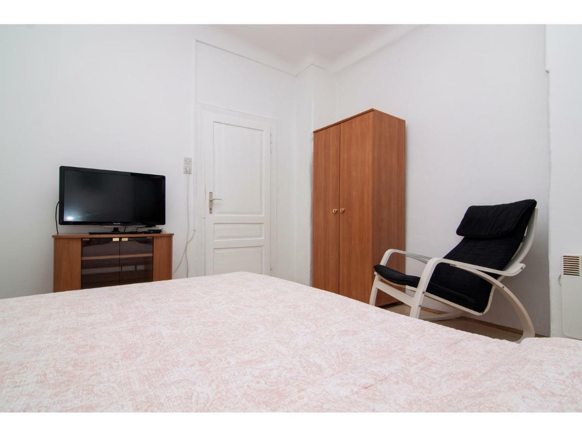 Apartment In Centre With Huge Terace Pula Exterior foto
